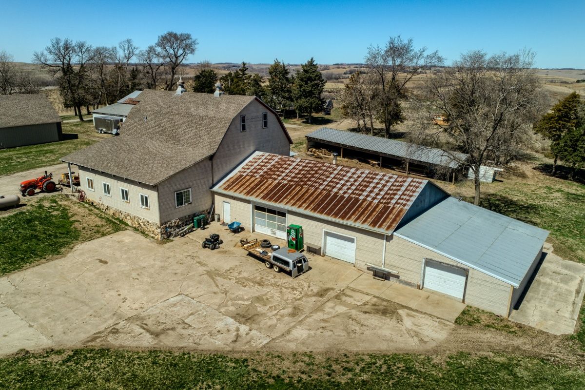 19640 Pawnee Rd, Bennington, NE 68007